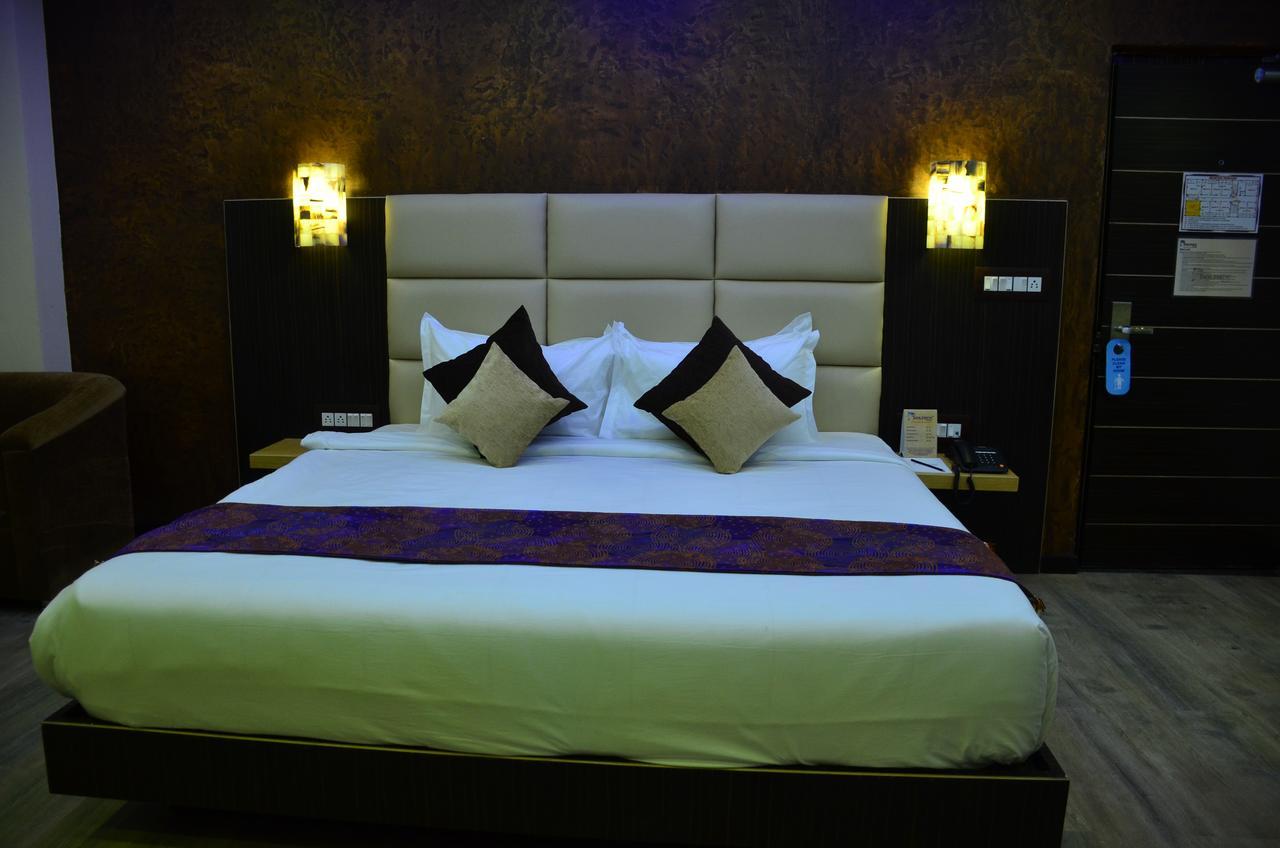Chandannagar Dolphin Chocolate Inn מראה חיצוני תמונה